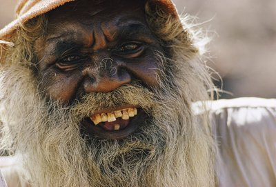 Australian aboriginaalimiehen muotokuva. Marble Bar, Länsi-Australia. tekijältä James L Stanfield