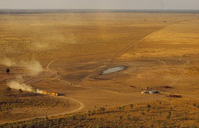 Karjaa kuljettava maantiejuna kulkee syrjäisen ylätasangon halki. Länsi-Australia, Australia. tekijältä James L Stanfield