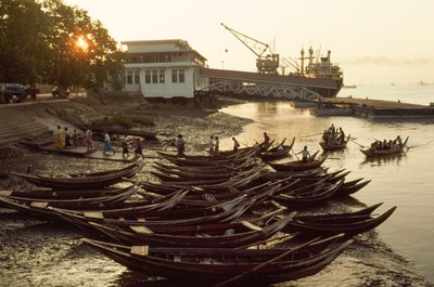 Sampaanit tungeksivat mutaisella rannalla Nantira-laiturilla. NANTIRAN LAITURI, RANGOON, BURMA. tekijältä James L Stanfield