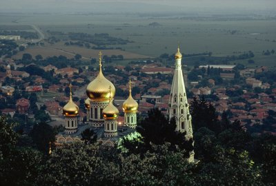 Shipkan muistokirkko kohottaa kullattuja kupoleita laakson yläpuolelle. SHIPKA, LAAKSON... tekijältä James L Stanfield