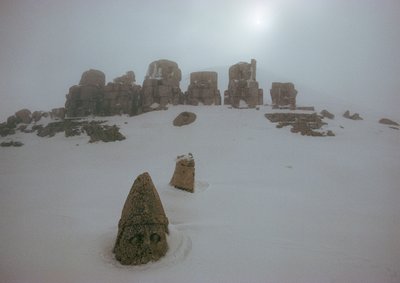Jumalapatsas kurkistaa lumipeitteen yläpuolella Nemrud Daghissa. Nemrud Dagh, Turkki. tekijältä James L Stanfield