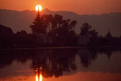 Auringonlasku Kywe Sun Wharfissa. KYWE SUN WHARF, MANDALAY, BURMA. tekijältä James L Stanfield