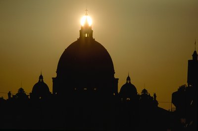 Auringonlasku Pietarinkirkon kupolin takana. PYHÄN PIETARIN BASILIKA, VATIKAANI. tekijältä James L Stanfield