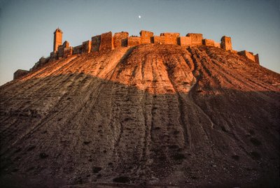 Aleppon muinainen linnoitus säilyy kumpareella. Aleppo, Syyria. tekijältä James L Stanfield