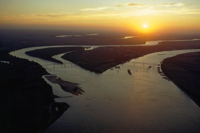 Hämäräilmakuva Ohio- ja Mississippijokien yhtymäkohdasta. Cairo, Illinois. tekijältä James L Stanfield