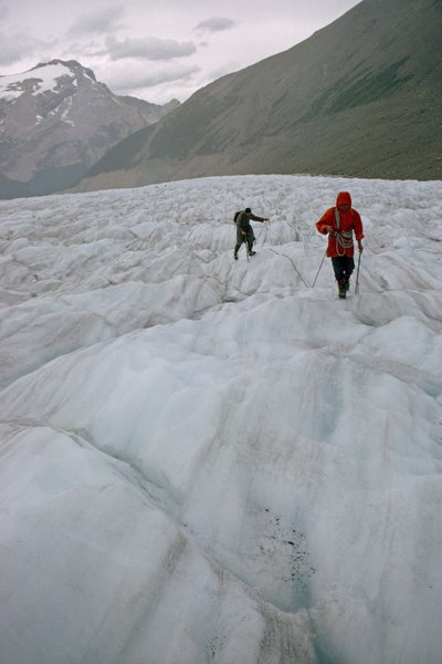 Kaksi sidottua vuorikiipeilijää jäätiköllä lähestyy railoa. Mount Robson Prov... tekijältä James L Stanfield