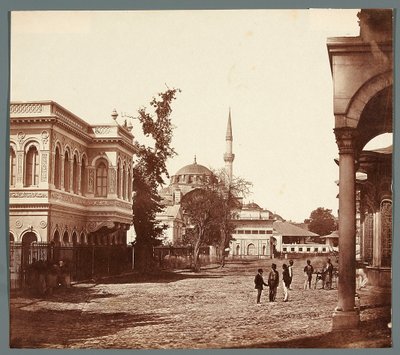 "Tophannan katu" [Istanbul. Katu Tophanessa - taustalla moskeija] tekijältä James Robertson