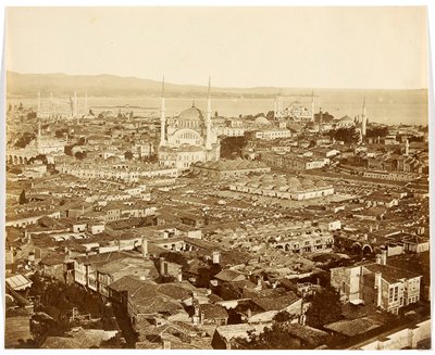 "Nouri Osmanié" [Istanbul. Kaupunkipanoraama, jossa näkyvät moskeijat: Nuruosmaniyen moskeija (keskellä), Sininen moskeija (oikealla taustalla) ja Ayasofya (Hagia Sofia) (vasemmalla)] tekijältä James Robertson