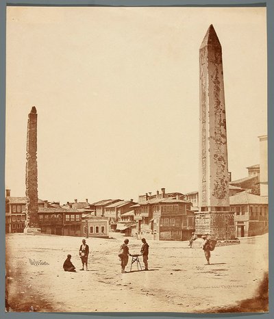 "Obeliskit hippodromilla" [Istanbul. Hippodromi Sinisen moskeijan edustalla ja kaksi obeliskia - etualalla Theodosiuksen obeliski] tekijältä James Robertson