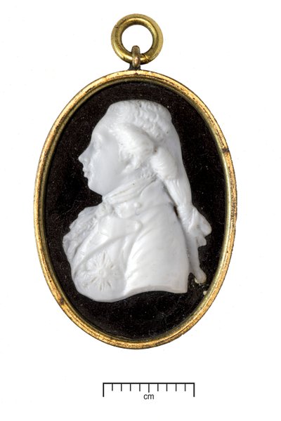 George IV Walesin prinssinä, n. 1790 (valkoinen lasi kullatussa metallikehyksessä) tekijältä James Tassie