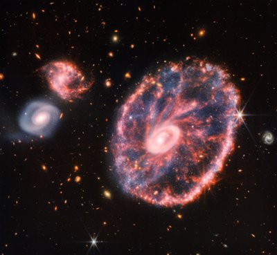 Cartwheel Galaxy (NIRCam ja MIRI yhdistelmäkuva) tekijältä James Webb Space Telescope (NASA)
