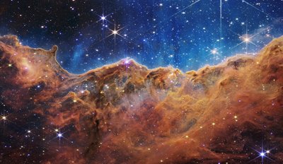 Kosmiset kalliot Carina-sumussa (NIRCam-kuva) tekijältä James Webb Space Telescope (NASA)