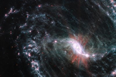 NGC 1365 (MIRI-kuva) tekijältä James Webb Space Telescope (NASA)