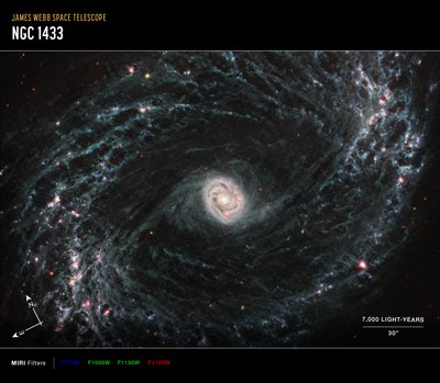 NGC 1433 (MIRI-kompassikuva) tekijältä James Webb Space Telescope (NASA)