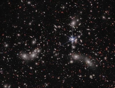 Pandoras-klusteri (NIRCam-kuva) tekijältä James Webb Space Telescope (NASA)