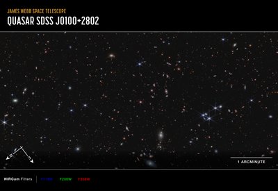 Quasar J0100+2802 (NIRCam-kompassikuva) tekijältä James Webb Space Telescope (NASA)