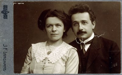 Carte-de-visite muotokuva Albert Einstenistä ja Mileva Einstein-Maricista vuosina 1911, 1911 tekijältä Jan Langhans