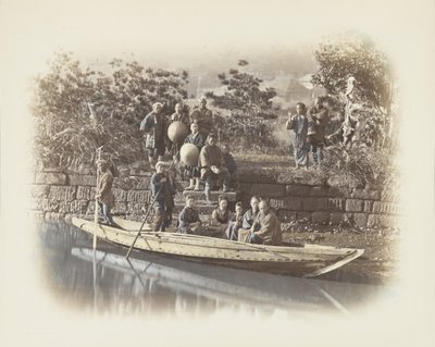 Vene joen rannalla, Japani (käsinvärinen mustavalkokuva) tekijältä Japanese Photographer