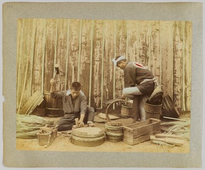 Tynnyrin valmistus, Japani (käsinvärinen mustavalkokuva) tekijältä Japanese Photographer