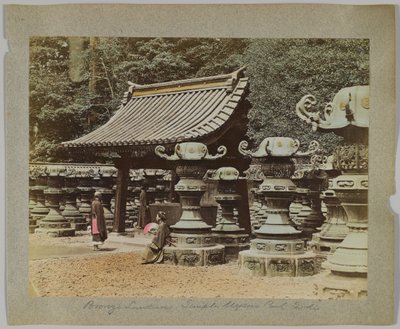 Pronssiset lyhdyt temppelin ulkopuolella Uyeno Parkissa, Tokiossa, Japanissa (käsinvärinen mustavalkokuva) tekijältä Japanese Photographer