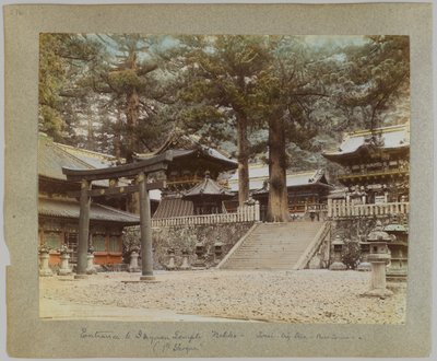 Sisäänpääsy Tōshō-gū, Nikko, Japani (käsin värjätty mustavalkokuva) tekijältä Japanese Photographer