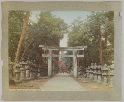 Sisäänkäynti temppeliin Uyeno Parkissa, Tokiossa, Japanissa (käsinvärinen mustavalkokuva) tekijältä Japanese Photographer