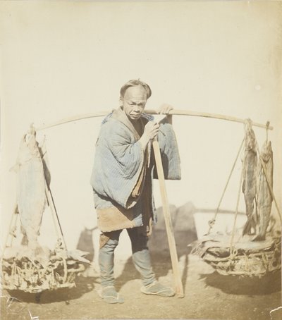 Kalastaja saaliineen (käsinvärinen mustavalkokuva) tekijältä Japanese Photographer