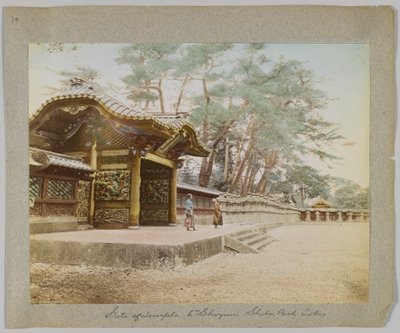 Gate of the Temple of the 6th Shogun, Shiba Park, Tokio, Japani (käsinvärinen mustavalkokuva) tekijältä Japanese Photographer