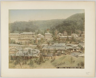 Yleisnäkymä Maruyama Parkista, Kioto, Japani (käsinvärinen mustavalkokuva) tekijältä Japanese Photographer