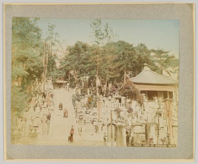Kurodanin hautausmaa, Kioto, Japani (käsinvärinen mustavalkokuva) tekijältä Japanese Photographer