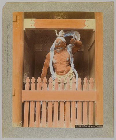 Kuva Niosta Nikossa, Japanissa (käsin värjätty mustavalkokuva) tekijältä Japanese Photographer