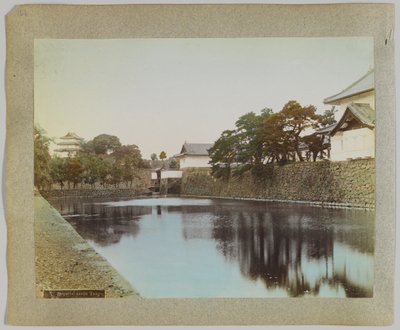 Keisarillinen linna, Tokio, Japani (käsinvärinen mustavalkokuva) tekijältä Japanese Photographer