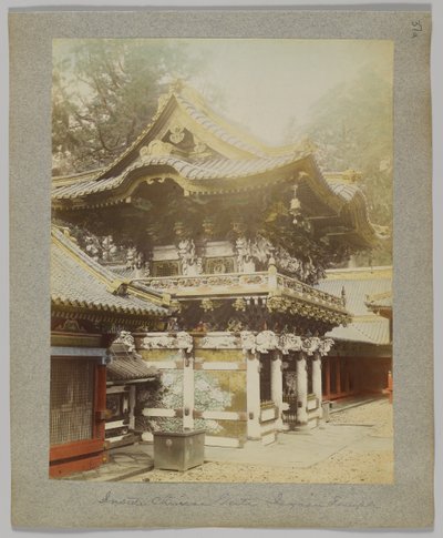 Kiinan portin sisällä, Tōshō-gū, Nikko, Japani (käsinvärinen mustavalkokuva) tekijältä Japanese Photographer