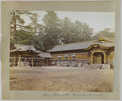Inside the Temple Grounds, Shiba Park, Tokio, Japani (käsinvärinen mustavalkokuva) tekijältä Japanese Photographer