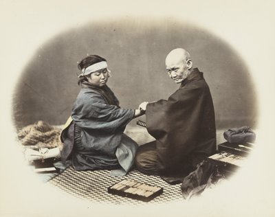 Japanilainen mies ja nainen perinteisessä mekossa (käsinvärinen mustavalkokuva) tekijältä Japanese Photographer