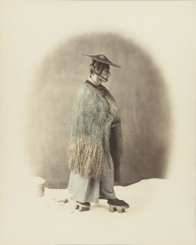 Japanilainen mies perinteisessä mekossa (käsinvärinen mustavalkokuva) tekijältä Japanese Photographer