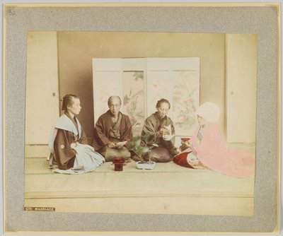 Japanilainen vihkimisseremonia (käsinvärinen mustavalkokuva) tekijältä Japanese Photographer