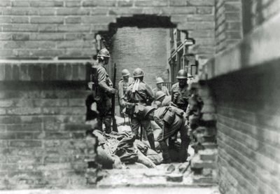 Japanilaiset sotilaat osallistuvat katutaisteluihin Shanghaissa, Kiinassa, vuonna 1937 tekijältä Japanese Photographer