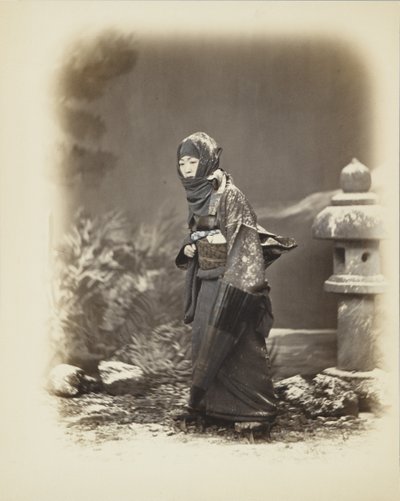 Japanilainen nainen lumessa (käsinvärinen mustavalkokuva) tekijältä Japanese Photographer