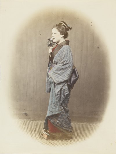 Japanilainen nainen perinteisessä mekossa (käsinvärinen mustavalkokuva) tekijältä Japanese Photographer