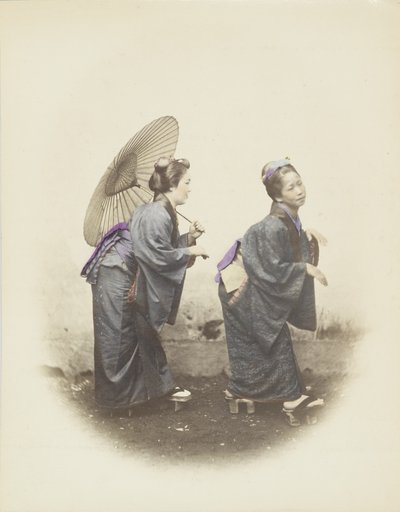 Japanilaiset naiset perinteisessä mekossa (käsinvärinen mustavalkokuva) tekijältä Japanese Photographer