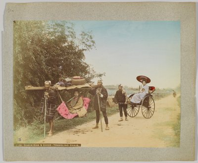 Jinrikisha & Kago, Matkatuoli, Japani (käsinvärinen mustavalkokuva) tekijältä Japanese Photographer