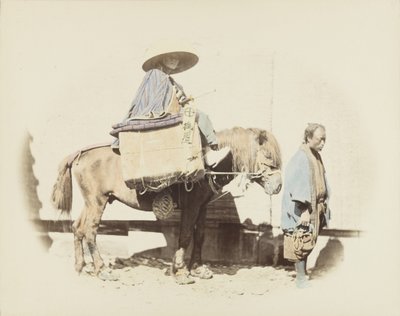 Mies hevosen selässä (käsinvärinen mustavalkokuva) tekijältä Japanese Photographer
