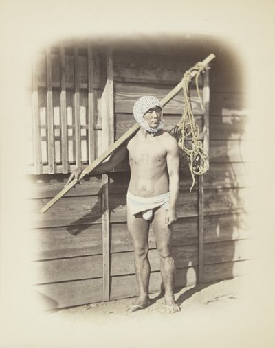 Mies kalastuskorilla (käsinvärinen mustavalkokuva) tekijältä Japanese Photographer
