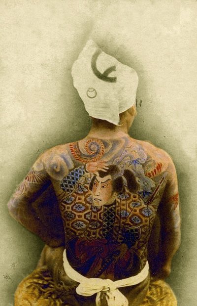 Mies perinteisellä japanilaisella Irezumi-tatuoinnilla, n. 1880 (käsinvärjätty albumikuva) tekijältä Japanese Photographer