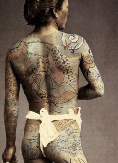Mies perinteisellä japanilaisella Irezumi-tatuoinnilla, n. 1880 tekijältä Japanese Photographer