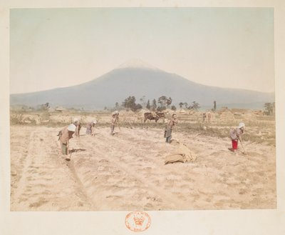 Fuji-vuori ja viljelysmaata värillisten valokuvien kirjasta Japanin näkymistä tekijältä Japanese Photographer