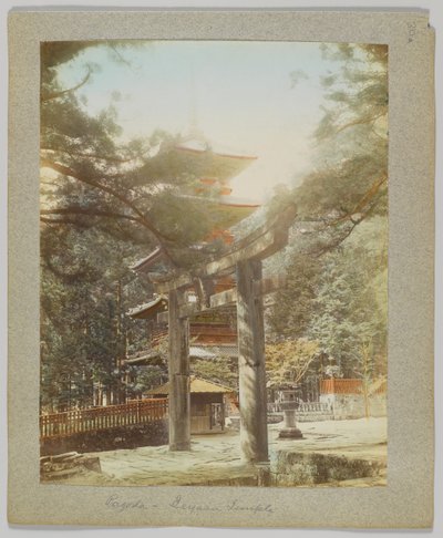 Pagodi Tōshō-gūssa, Nikko, Japani (käsinvärinen mustavalkokuva) tekijältä Japanese Photographer