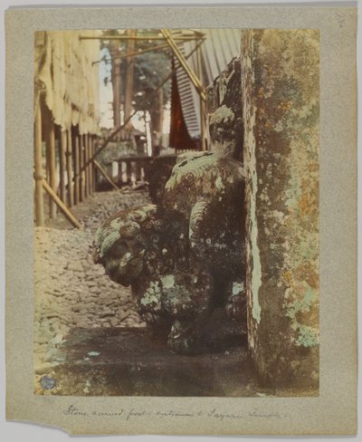 Kivestä veistetty pylväs Tōshō-gūn sisäänkäynnillä, Nikko, Japani (käsinvärinen mustavalkokuva) tekijältä Japanese Photographer