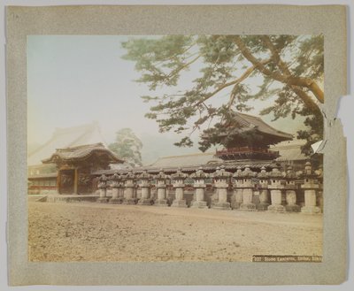 Kivilyhdyt temppelin ulkopuolella, Shiba Park, Tokio, Japani (käsinvärinen mustavalkokuva) tekijältä Japanese Photographer